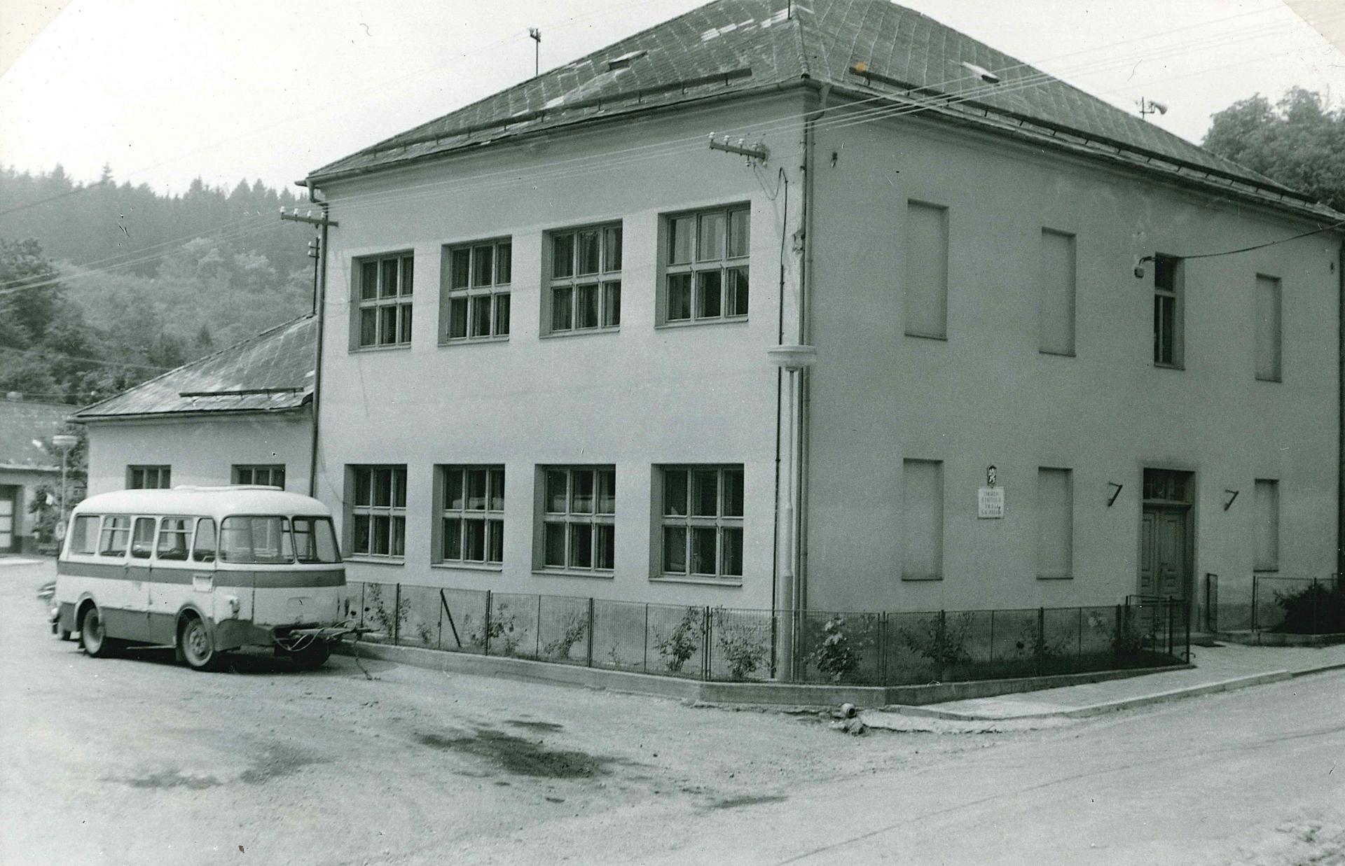 1975